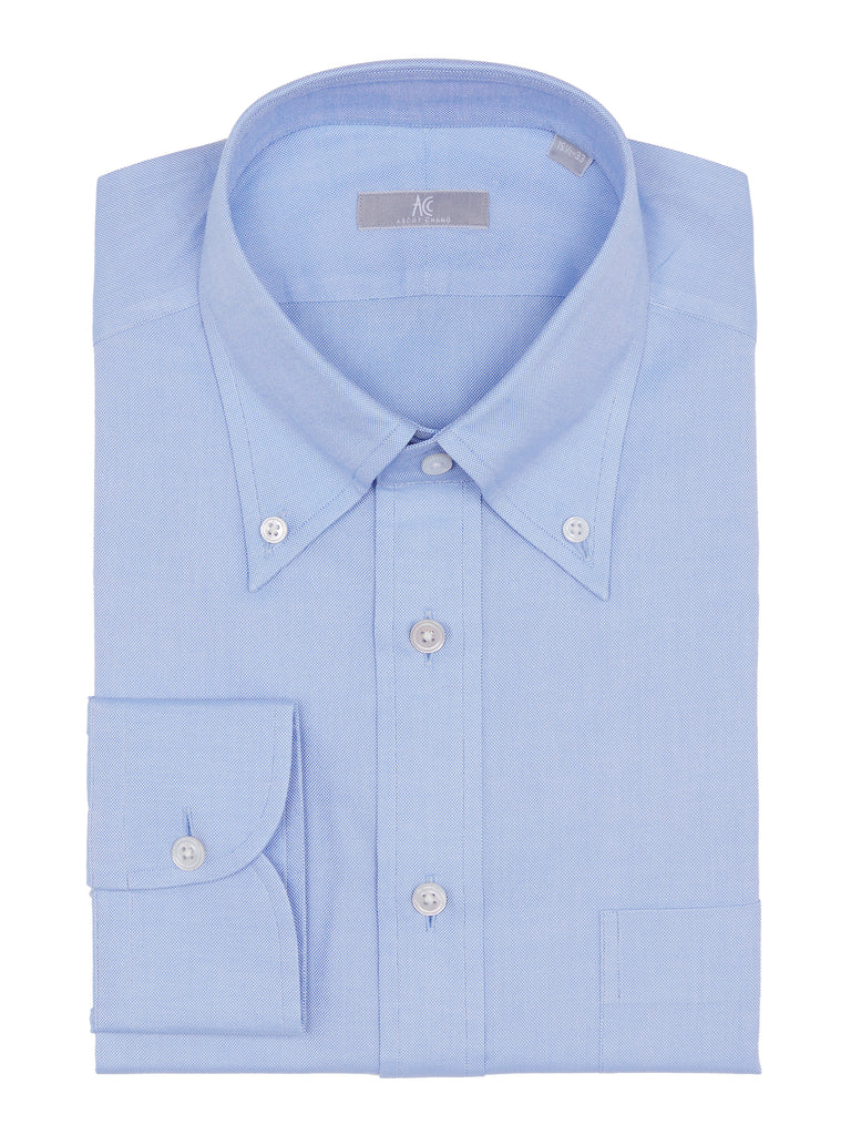 蓝色棉质牛津衬衫采用2层牛津面料裁剪而成。此款衬衫采用修身剪裁，以#85纽扣领、桶状袖口和门襟为特色。